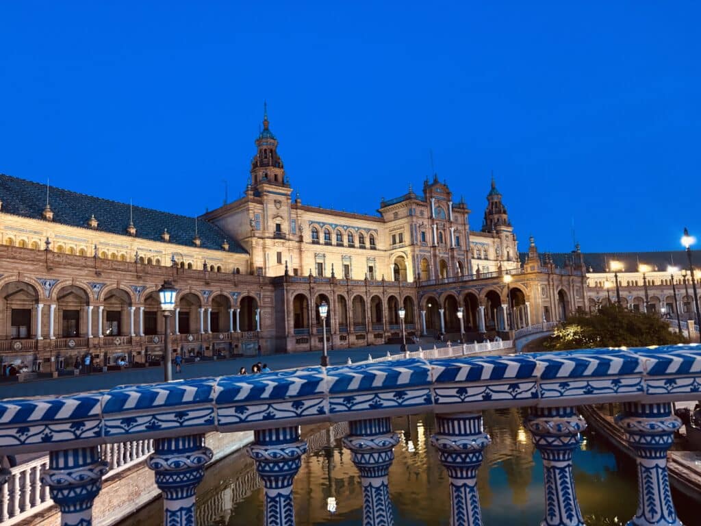 Night-time view of Plaza de España